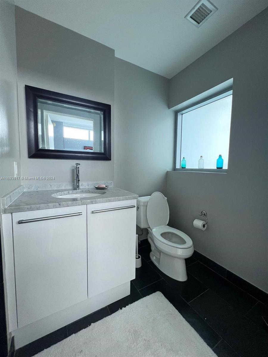 900 Biscayne Blvd #2812, Miami FL 33132