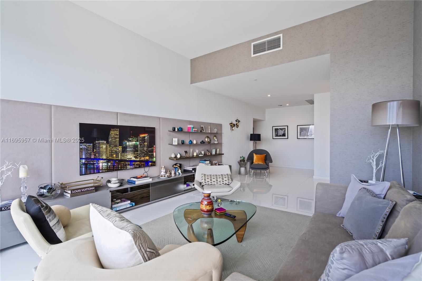 88 SW 7th St #4203, Miami FL 33130