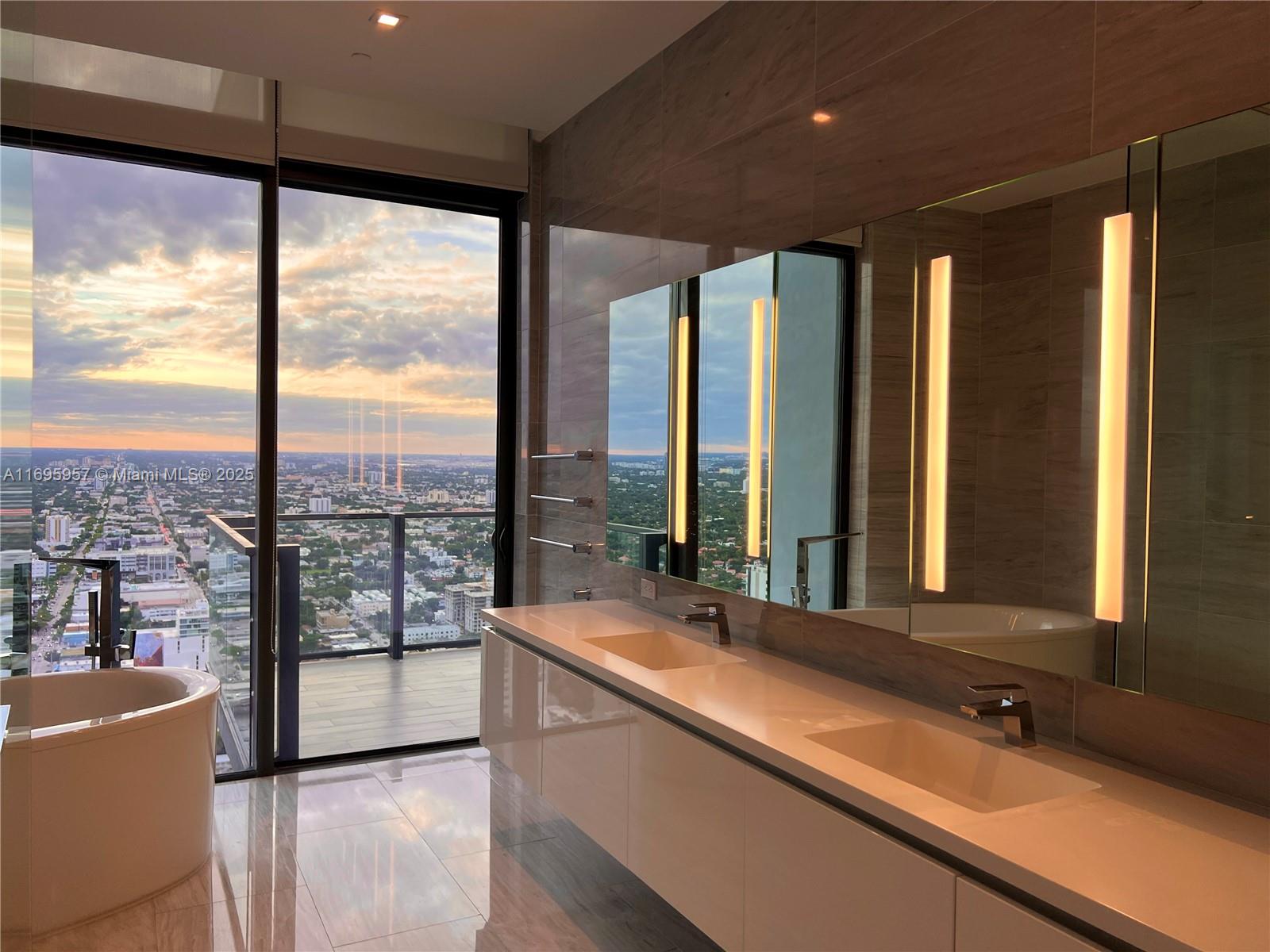 88 SW 7th St #4203, Miami FL 33130