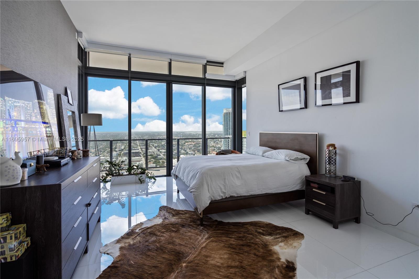 88 SW 7th St #4203, Miami FL 33130