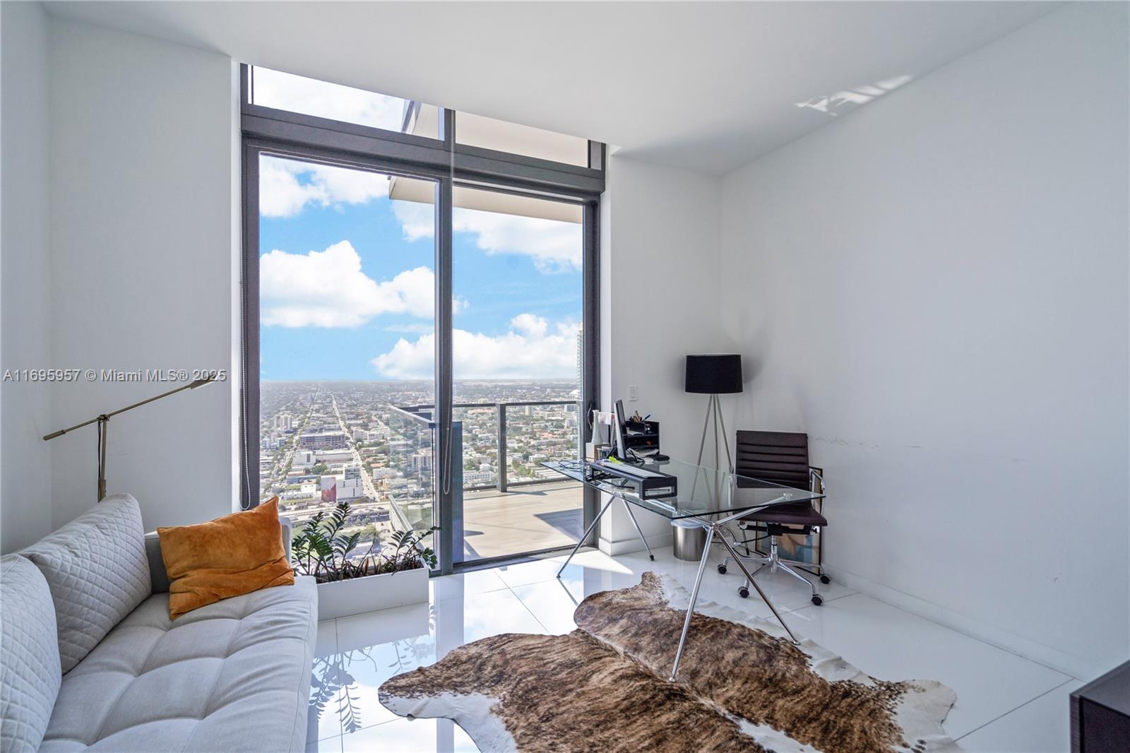 88 SW 7th St #4203, Miami FL 33130