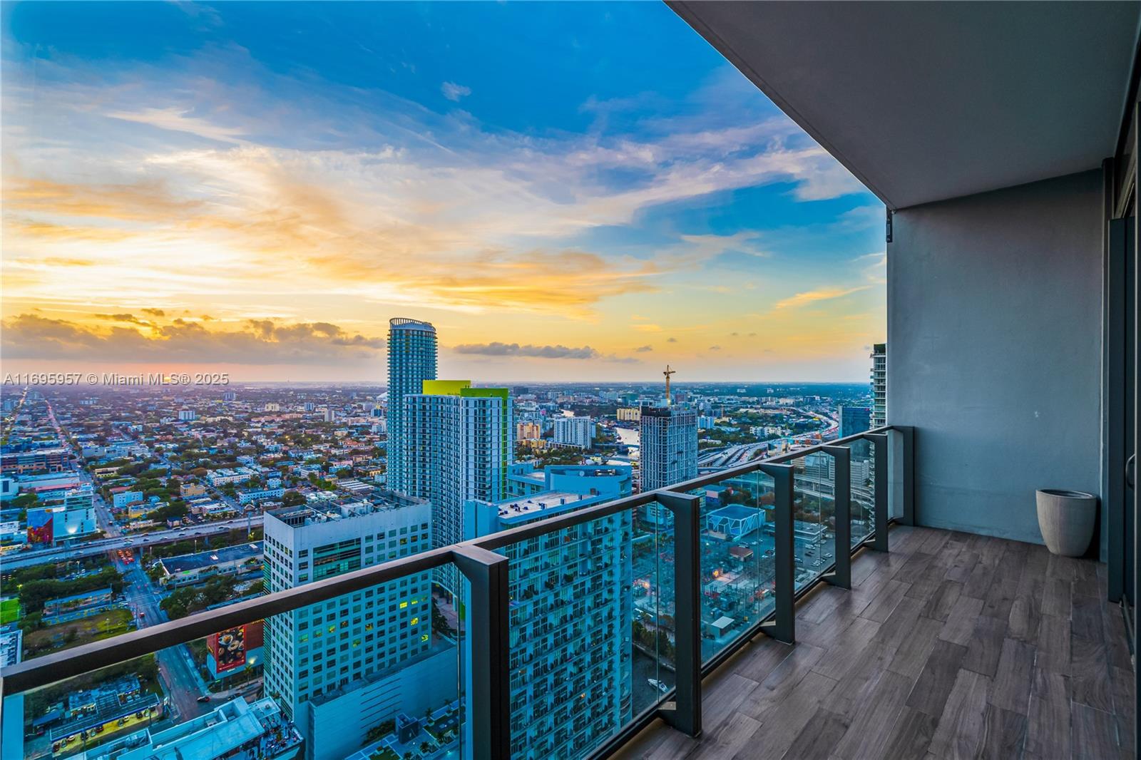 88 SW 7th St #4203, Miami FL 33130