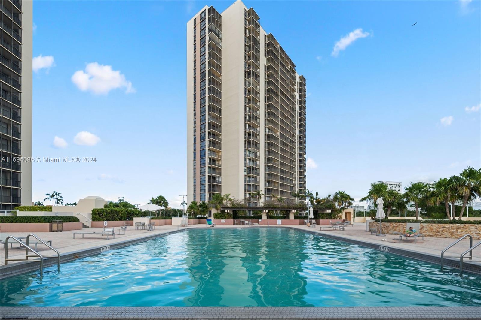 20301 W Country Club Dr #2326, Aventura, Florida image 33