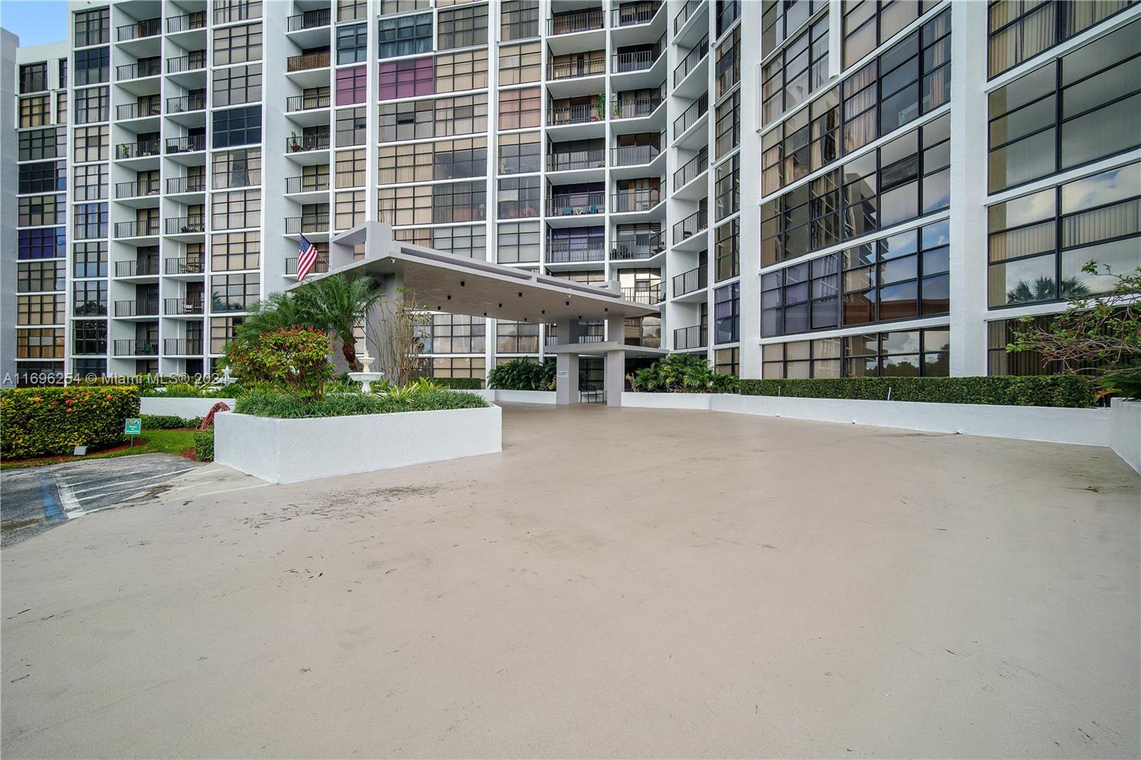 600 Parkview Dr #209, Hallandale Beach, Florida image 3