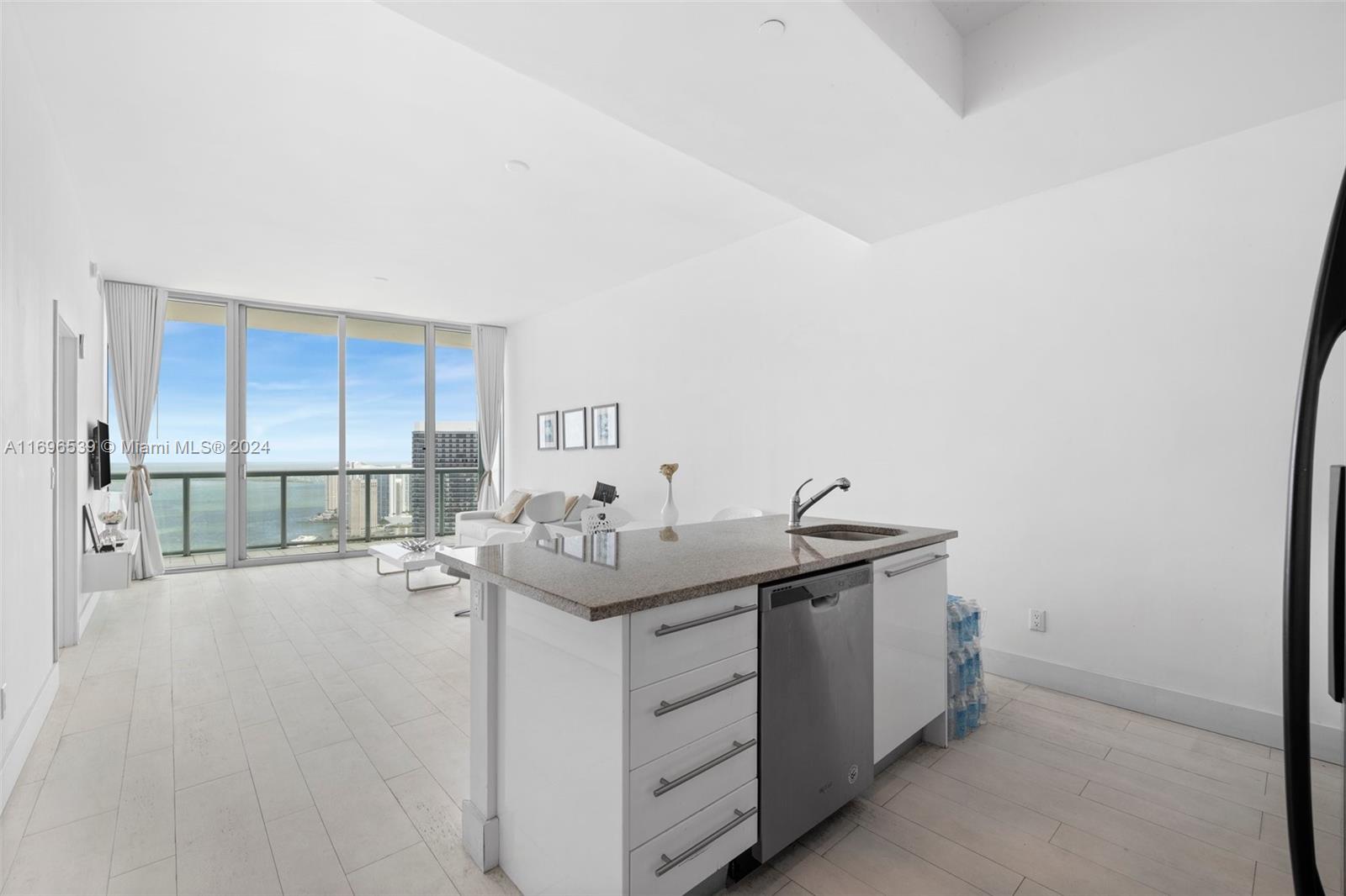 AVAILABLE FROM December 15. 12 MONTHS ONLY - NO SHORT TERM ALLOWED IN BUILDING.
Spectacular 1 Bed/1.5 Bath w/stunning unobstructed view of Ocean, Biscayne Bay, AA Arena & port of Miami. This designed furnished unit has white wash finish laminate flooring throughout, window treatments, custom built walking closets & stainless steel appliances + granite countertops. The building has excellent amenities: 2 pools, spa, party room, fitness center, volleyball court, 24 hrs concierge, valet... NO PETS NO SHARING NO SUBLET, NO AIRBNB