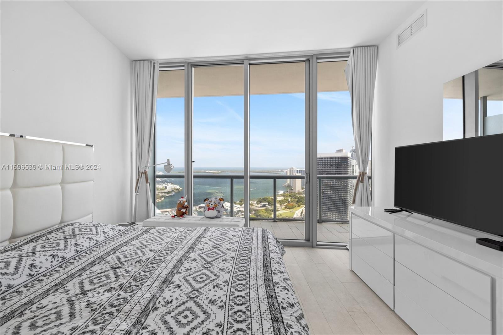 888 Biscayne Blvd #5002, Miami FL 33132