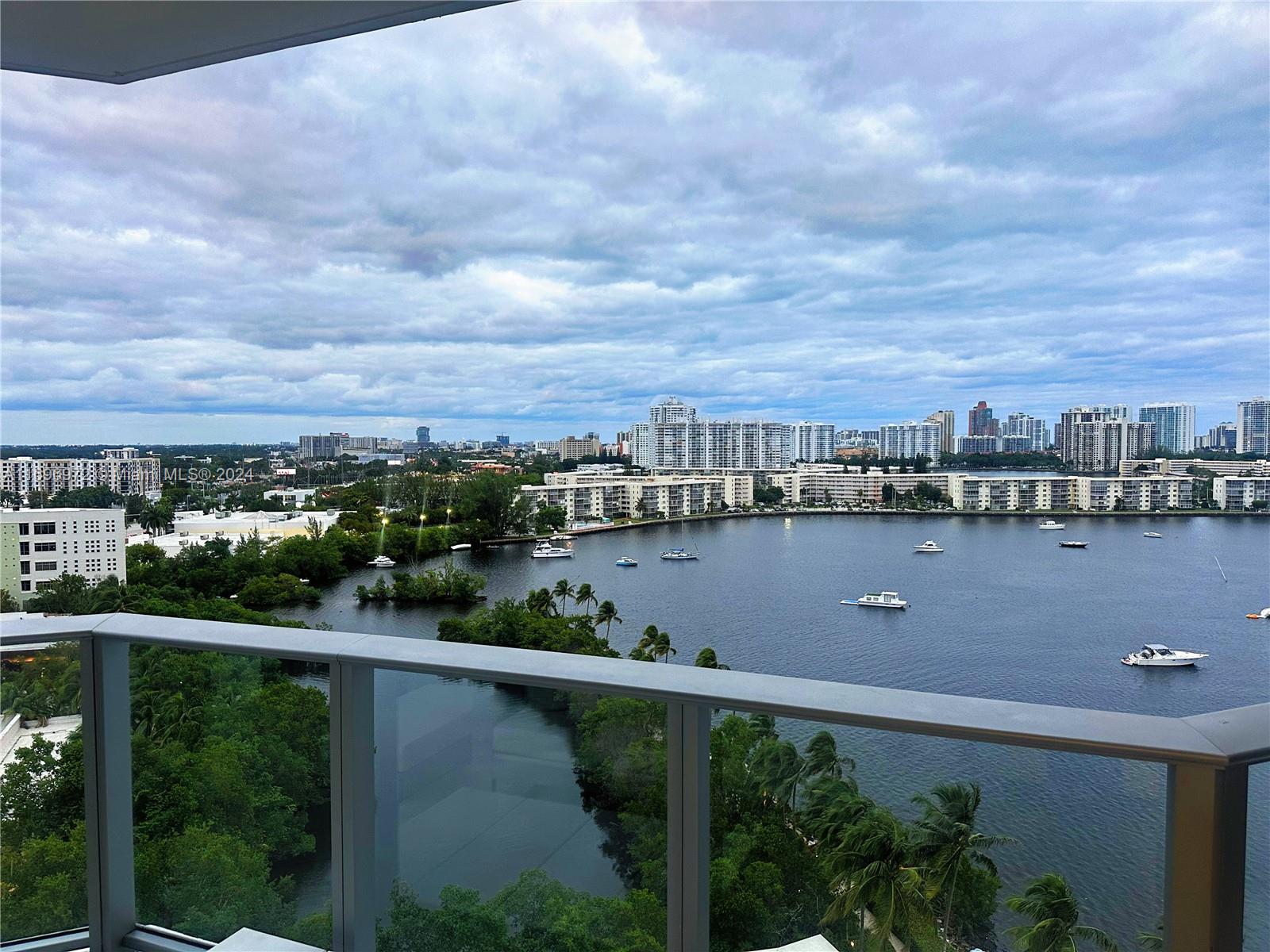 Experience Luxury Living at Marina Palms! 2 bedrooms plus den, 3 bathrooms. This exceptional residence offers stunning water views and elegant finishes, combining comfort and style. Perfectly located, 5 min from Aventura Mall. Includes 1 assigned parking plus 1 complementary valet and external storage. Don't miss this opportunity to rent luxury on the water!