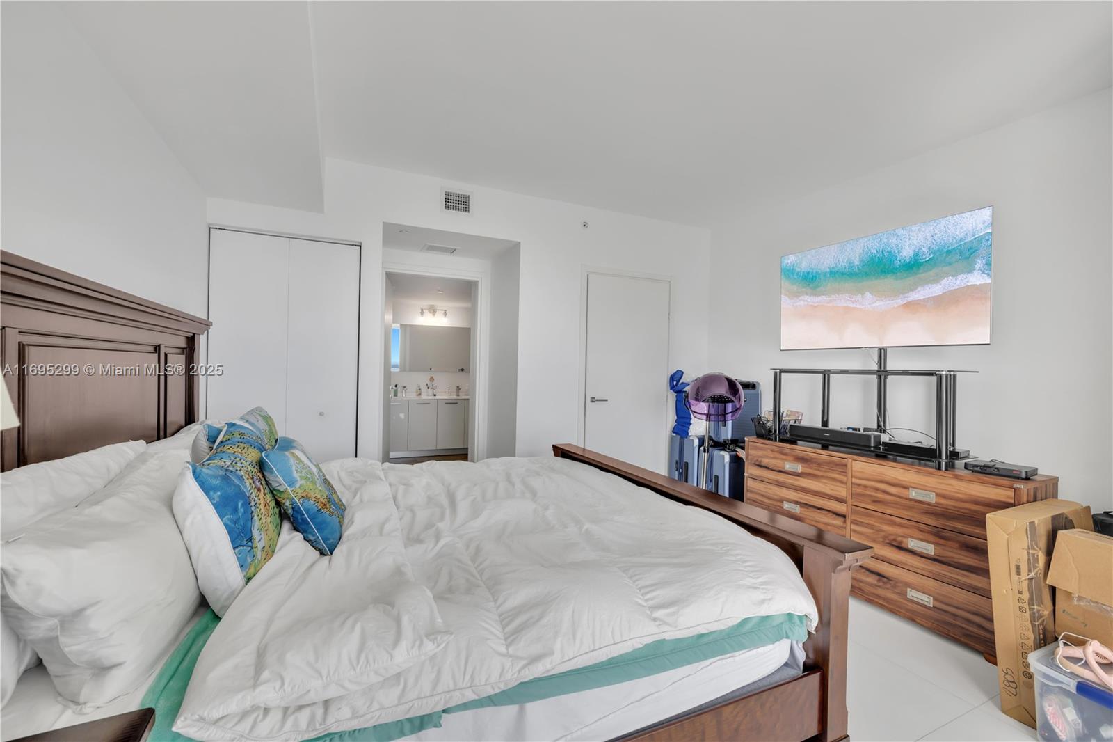 1300 Brickell Bay Dr #2805, Miami FL 33131