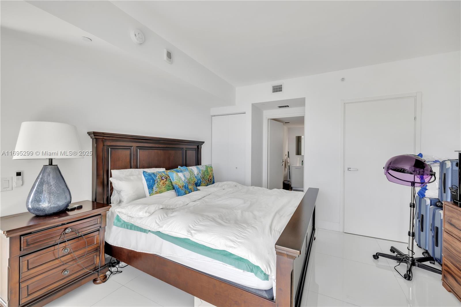 1300 Brickell Bay Dr #2805, Miami FL 33131