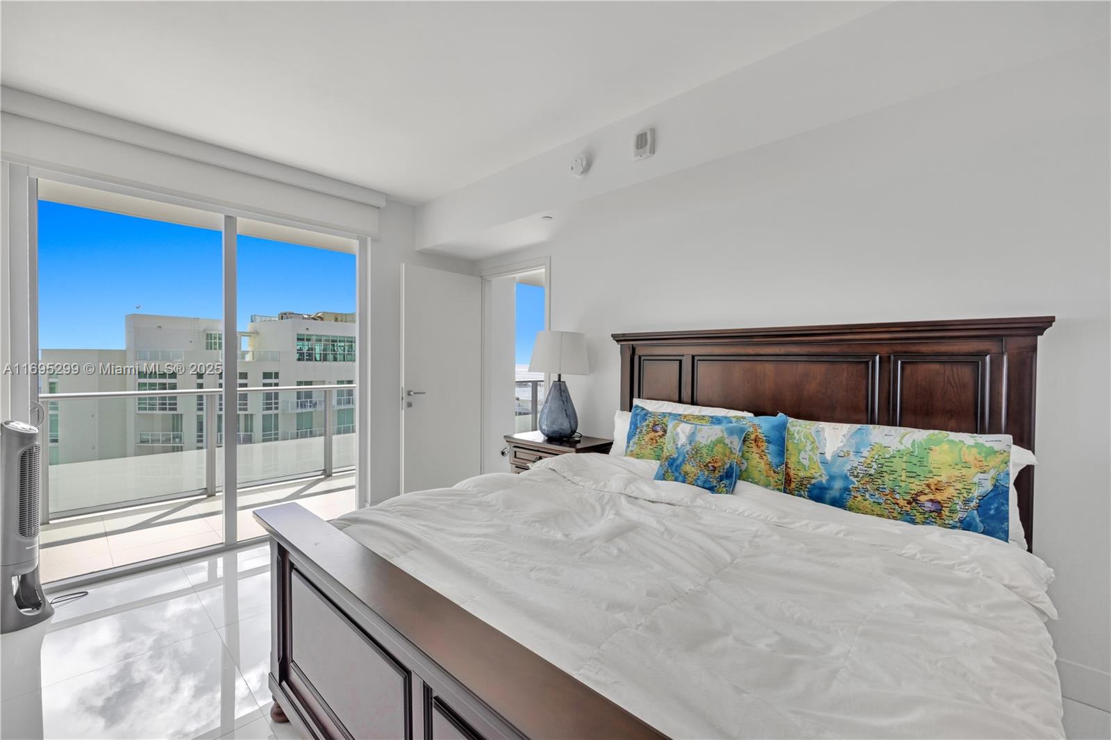 1300 Brickell Bay Dr #2805, Miami FL 33131