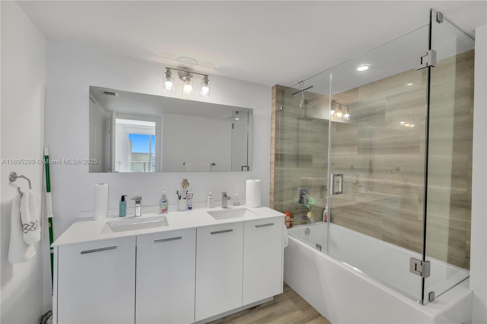 1300 Brickell Bay Dr #2805, Miami FL 33131