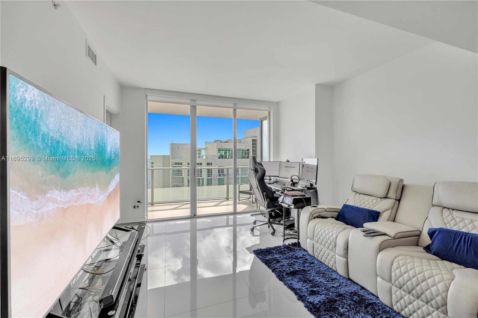 1300 Brickell Bay Dr #2805, Miami FL 33131