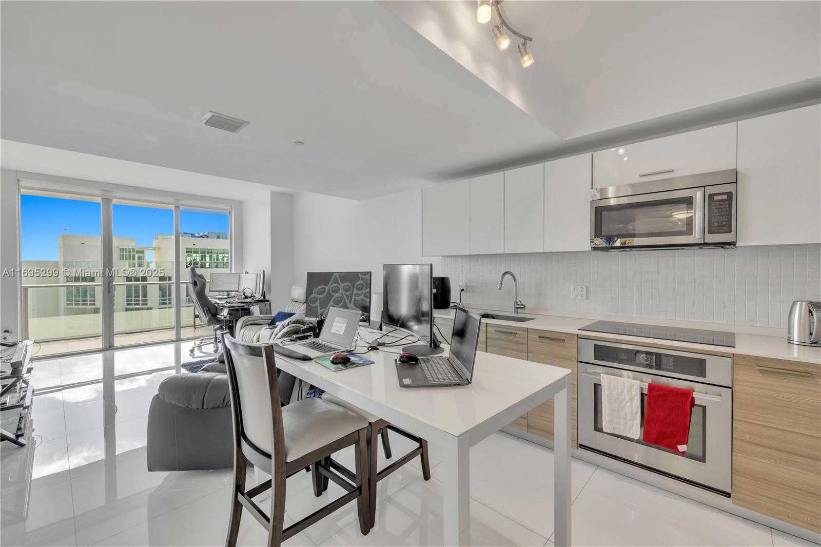 1300 Brickell Bay Dr #2805, Miami FL 33131