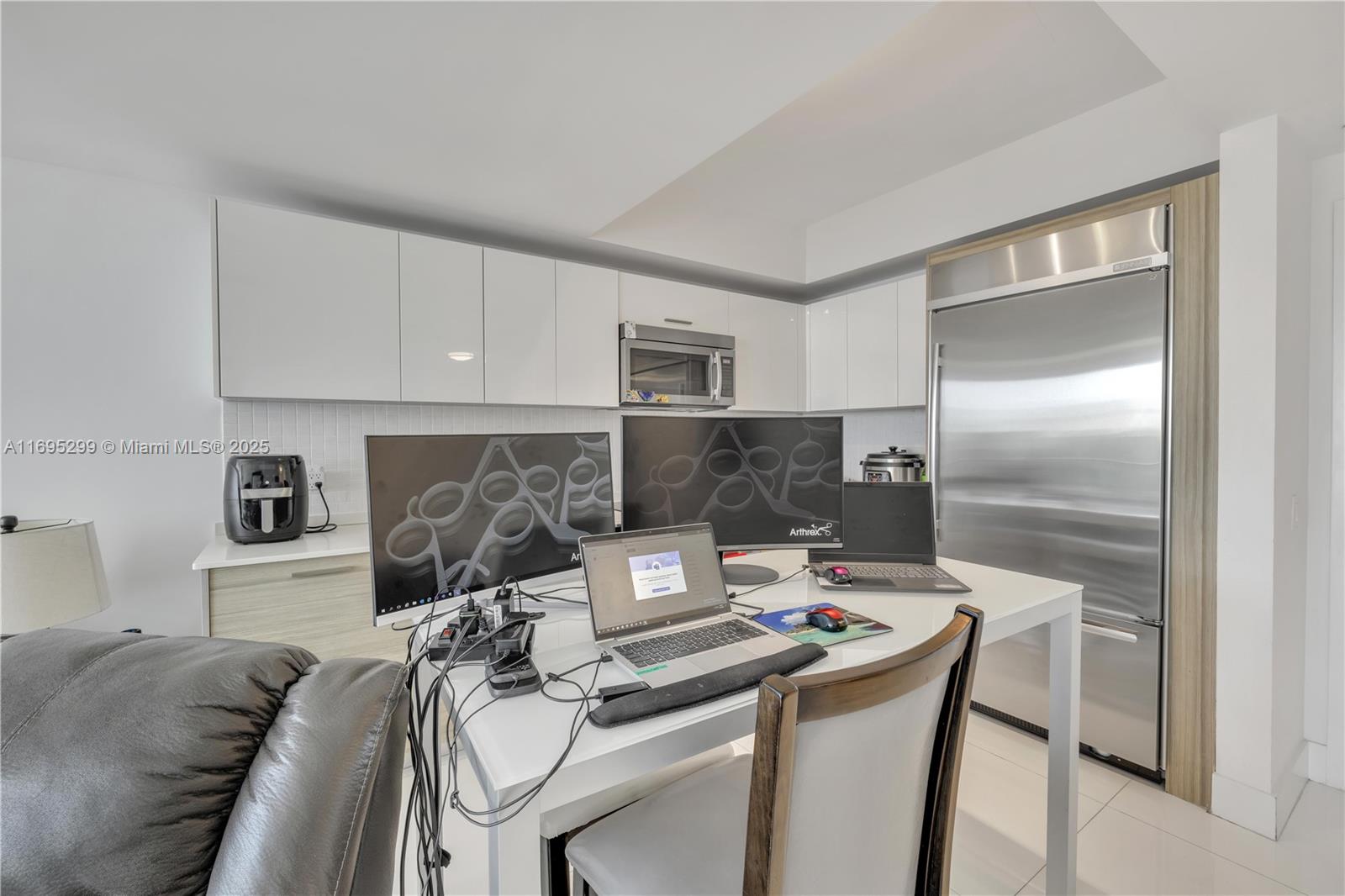 1300 Brickell Bay Dr #2805, Miami FL 33131