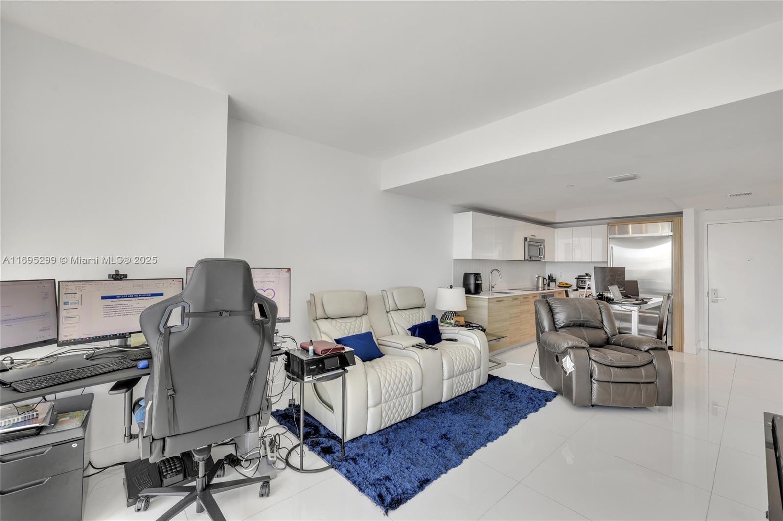 1300 Brickell Bay Dr #2805, Miami FL 33131