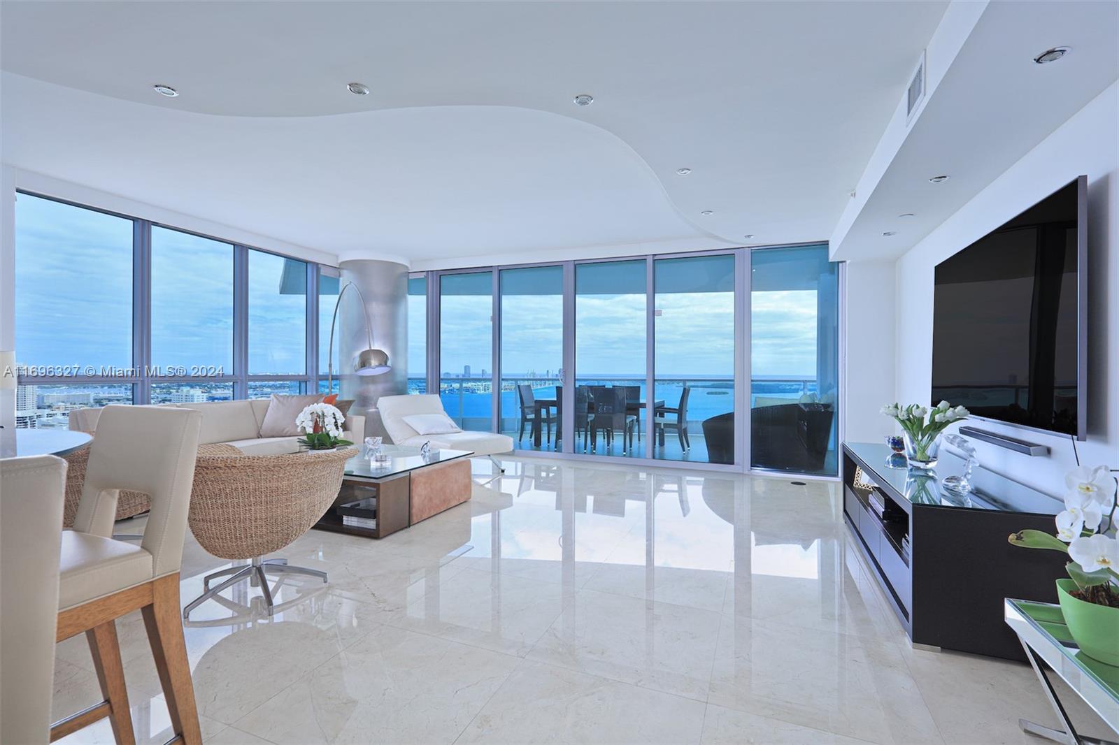 Stunning 4 bedroom and 4.5 bathroom corner unit at Jade Brickell. Marble floors all over the unit, with a flowthrough floorplan. 40th with unobstructed views of the ocean and the city.