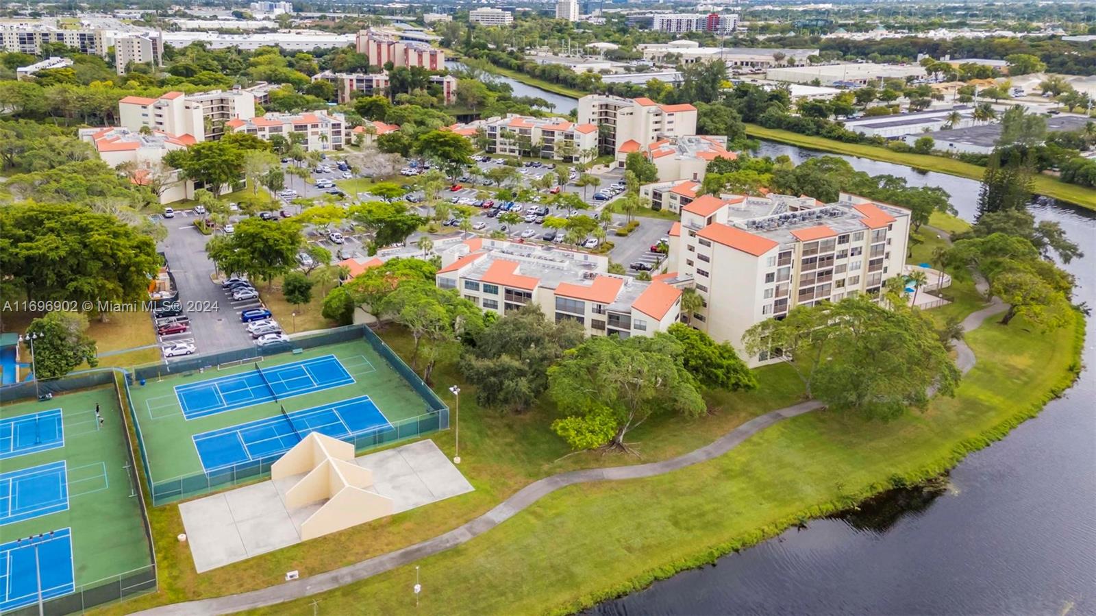 2326 S Cypress Bend Dr #218, Pompano Beach, Florida image 11