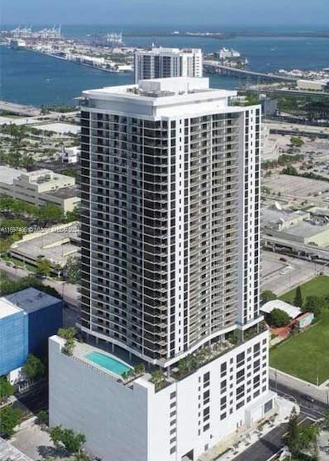 Amazing 1/1 plus den and 1/2 bath Unit with Stunning layout in the luxury Canvas Condominium, Modern, spacious and bright with top of the line kitchen, SS appliances. High Impact Sliding and panoramic windows. Spectacular City views in the heart of Miami. Near Opera, Miammi arena, restaurants, cafes, etc. TILED FLOOR THROUGH OUT. 9FT CEILINGS.Over 30,000 square feet of amenities including Sunrise and Sunset Pool, Jacuzzi, Eco Friendly Gardens, 3,000 sqft state of the art fitness center, yoga room, massage room, theater, racquetball court, spa, sauna, children's play room, 24/7 Security, Concierge. Don't miss this opportunity. WI FI AND CABLE INCLUDED. PET FRIENDLY. ENJOY MIAMI LIFESTYLE