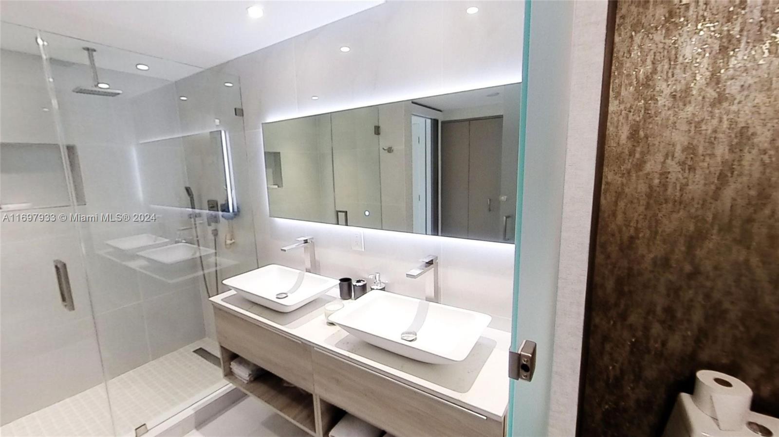 350 S Miami Ave #3902, Miami FL 33130