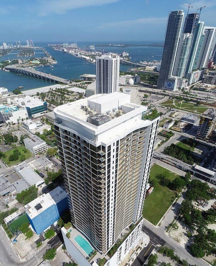 Opportunity! Beautiful corner unit, 2 bedrooms 2 bathrooms with only 3% down! Incredible Water, City and Sunset views, all included in HOA, Located in the heart of Miami, easy access on/off major highways. 30,000 square feet amenities including 3 Pools, Jacuzzi, 3,000 sqft state of the art gym, Spa, Sauna & Treatment Room, Racquetball Court, Theater, Social Room, Indoor/Outdoor 24/7 security, concierge, management on site, self parking, valet on site. Motivated Owner.