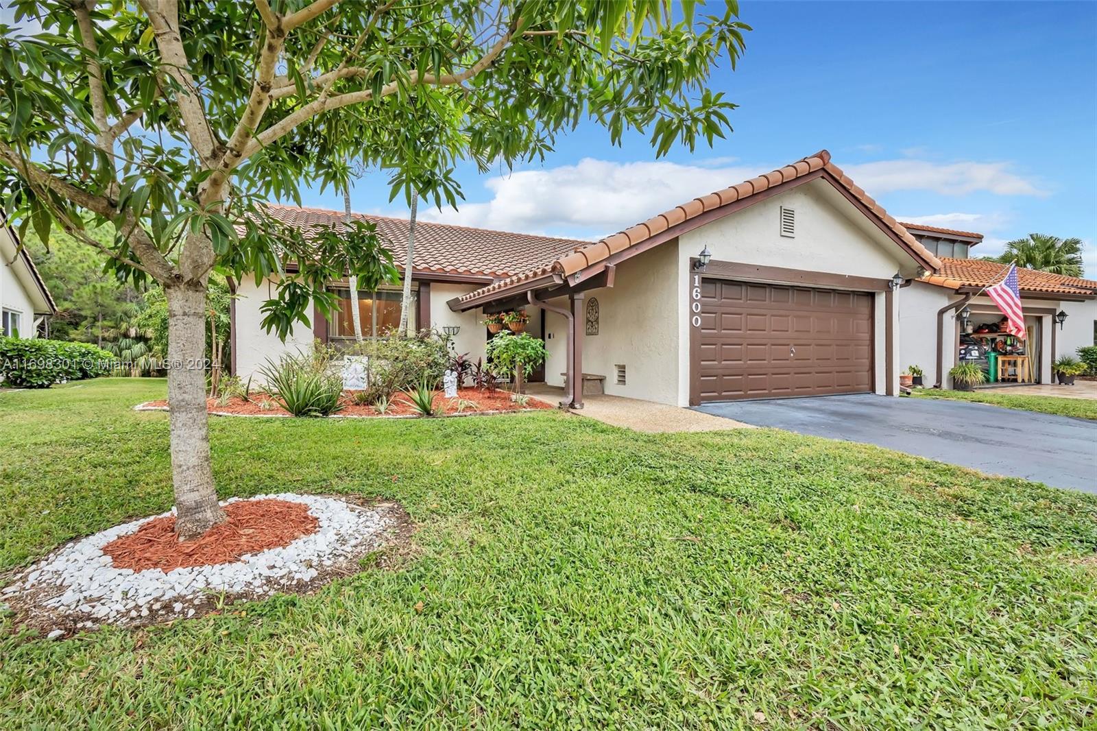 1600 Riverwood Ln, Coral Springs, Florida image 3