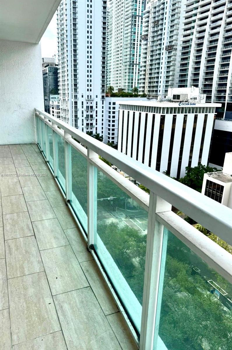 Your dream home in Brickell awaits! Beautiful 2-bedroom, 2-bath apartment with stunning city views and a spacious balcony. Features a modern kitchen with stainless steel appliances, granite countertops, and ample living space. Includes one assigned parking spot.

Enjoy top-notch amenities at The Plaza: gym, spa, sauna, two infinity pools, movie theater, business center, and social lounge with billiards. 24/7 security, valet parking, and concierge for your convenience.

Prime location near restaurants, shops, and entertainment. Schedule your visit today!