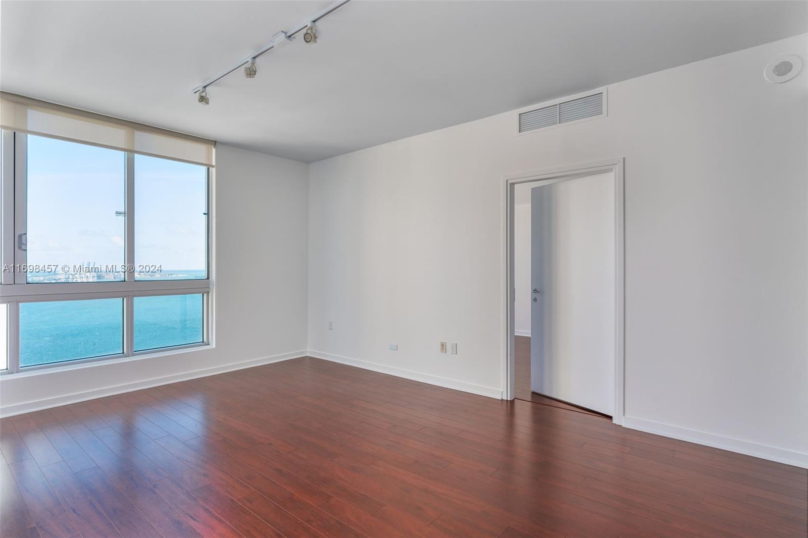 300 S Biscayne Blvd #T-2614, Miami FL 33131