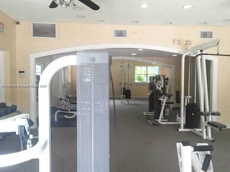 8290 Lake Dr #302, Doral, Florida image 10