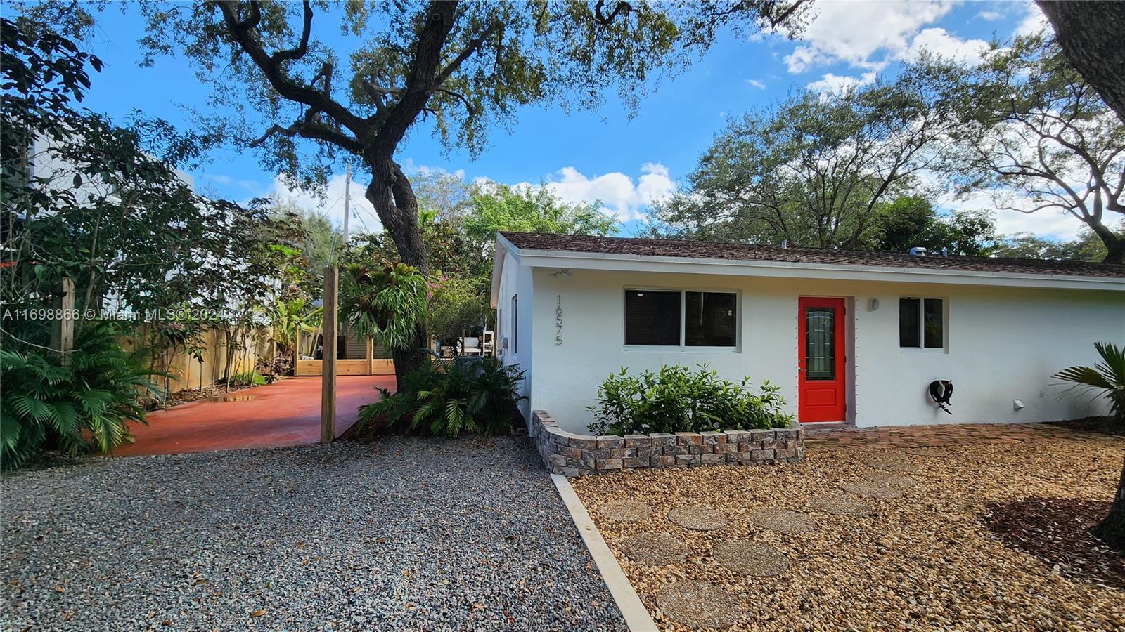 Gorgeous 2/2 Duplex in Palmetto Bay featuring new floors, fresh paint, and high-end Stainless Steel Appliances, open floor plan with tall ceilings, two spacious bedrooms, 2 parking spaces, washer/dryer and a side yard. Enjoy the sweeping view of Biscayne Bay that is like a soothing balm on jangled urban nerves when you go for an afternoon walk in your neighborhood, and enjoy a picnic at The Deering Estate, an environmental preserve listed on the National Register of Historic Places! This could be your next home! You won't be disappointed!