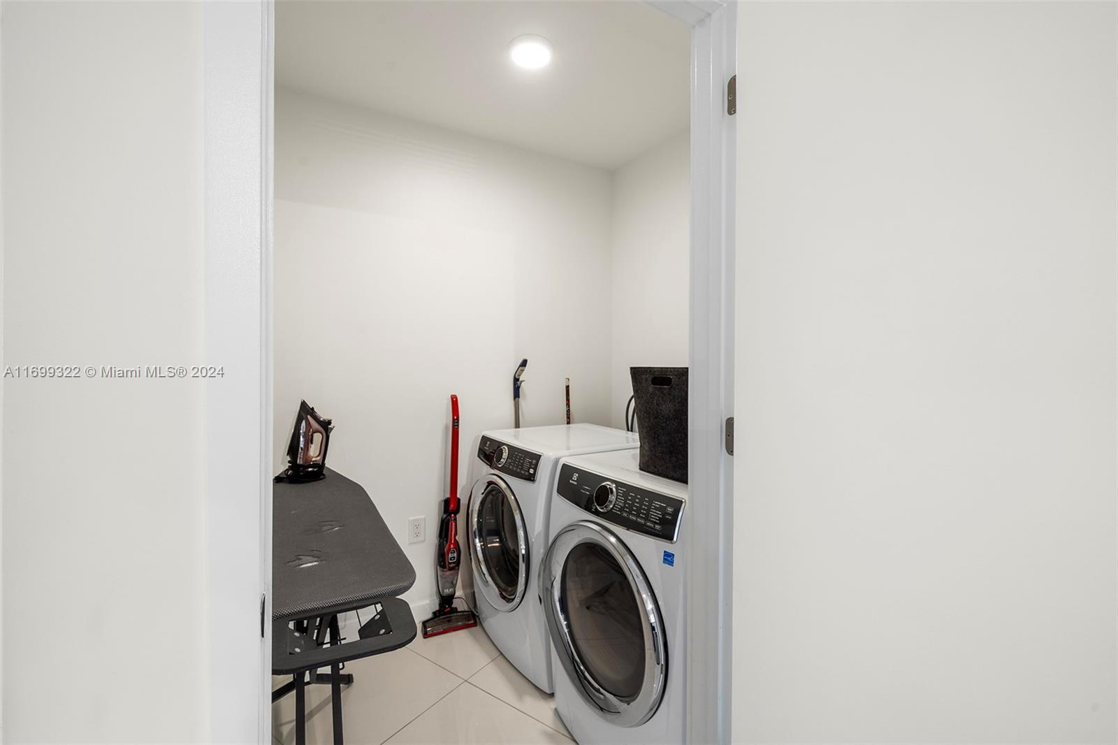 851 NE 1st Ave #1209, Miami FL 33132