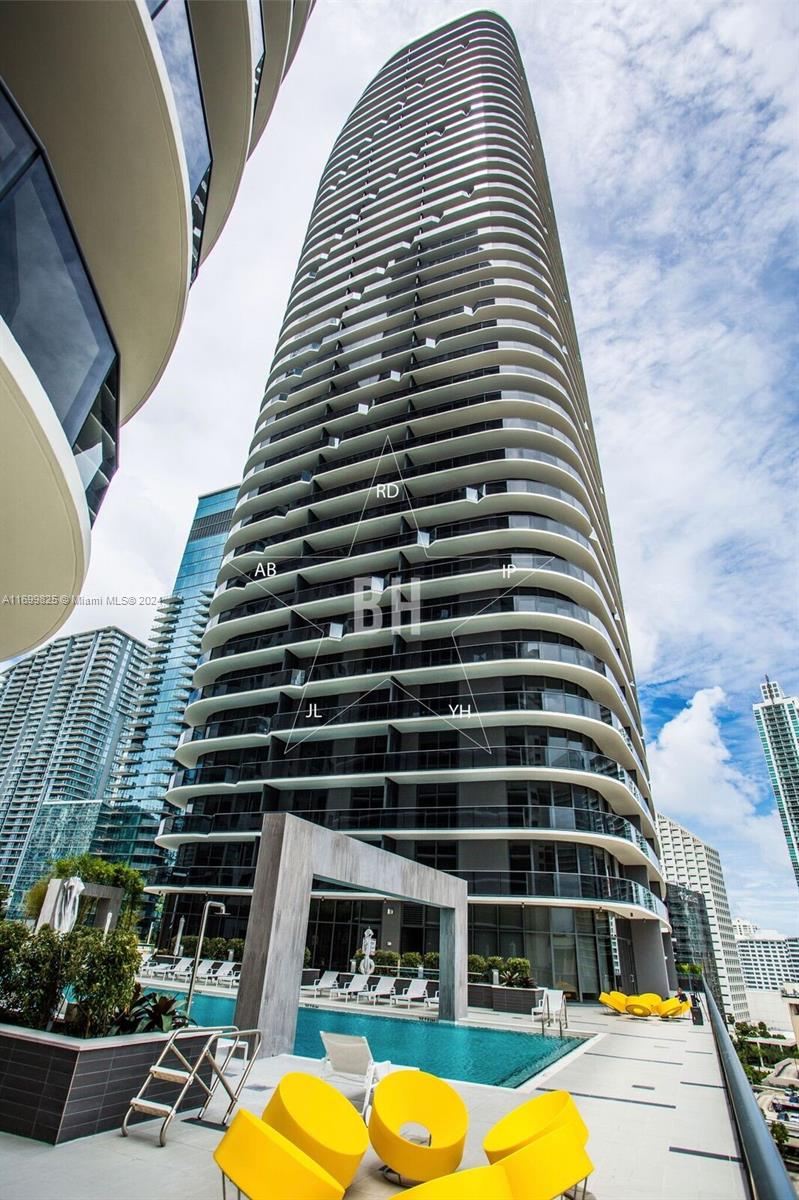 Brickell Heights West is a luxurious building in the heart if the new Brickell City Center. This unit is a 1 bedroom plus small den and one and half bathroom. Porcelain floors all over the unit and floor to ceiling windows. Building has great amenitites featuring 3 pools, Jacuzzi, cinema room, business center, 24 hours security, valet, concierge and kids playroom