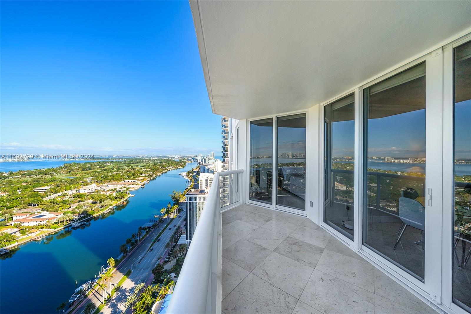 This high-floor, highly desirable 1-bedroom plus den, 2-bath residence in the prestigious Green Diamond Condo offers stunning, unobstructed views of the Miami skyline, bay, and Intracoastal. The expansive living and dining areas, complemented by elegant marble floors, are bathed in natural light, creating an inviting atmosphere perfect for relaxation or entertaining.
The large primary suite features an en-suite bathroom, a spacious walk-in closet, and direct access to a spacious terrace where you can enjoy breathtaking sunsets.
Residents of the Green Diamond Condo enjoy great amenities in an oceanfront setting, including a prime location close to Miami's finest dining, shopping, and entertainment.