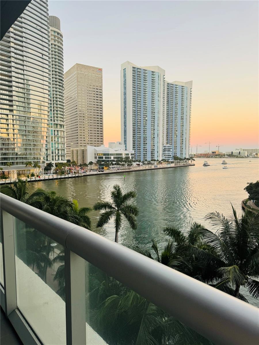 Welcome to this luxurious bay view Icon Brickell Condo!! This spacious 2 bedroom, 2 bath plus den apartment with open floor plan. Comes Fully furnished with spa like bathroom, sleek designer furniture that combines minimalist elegance and charm. Infused with personality this building has top of the line amenities including spa, theater, gym and more. Located in close proximity to restaurants , Brickell City Center, supermarkets and entertainment.