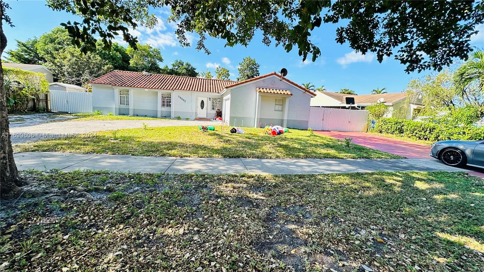 19662 NW 62nd Ct, Hialeah, FL 33015