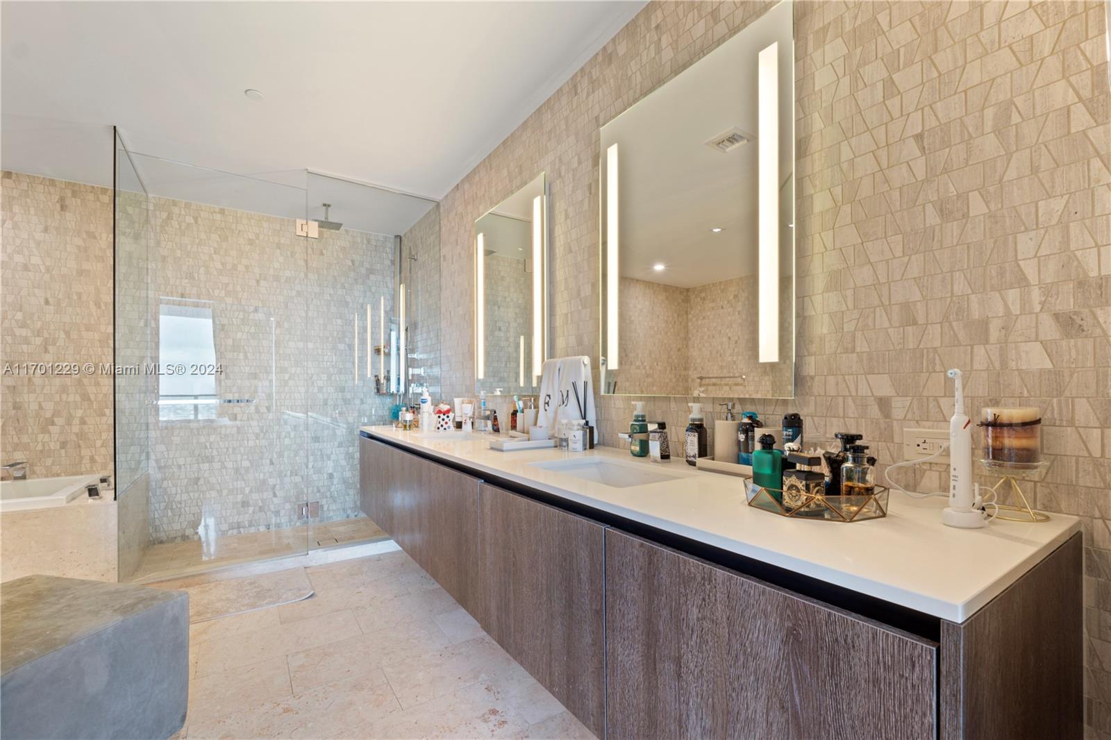 88 SW 7th St #3412, Miami FL 33130