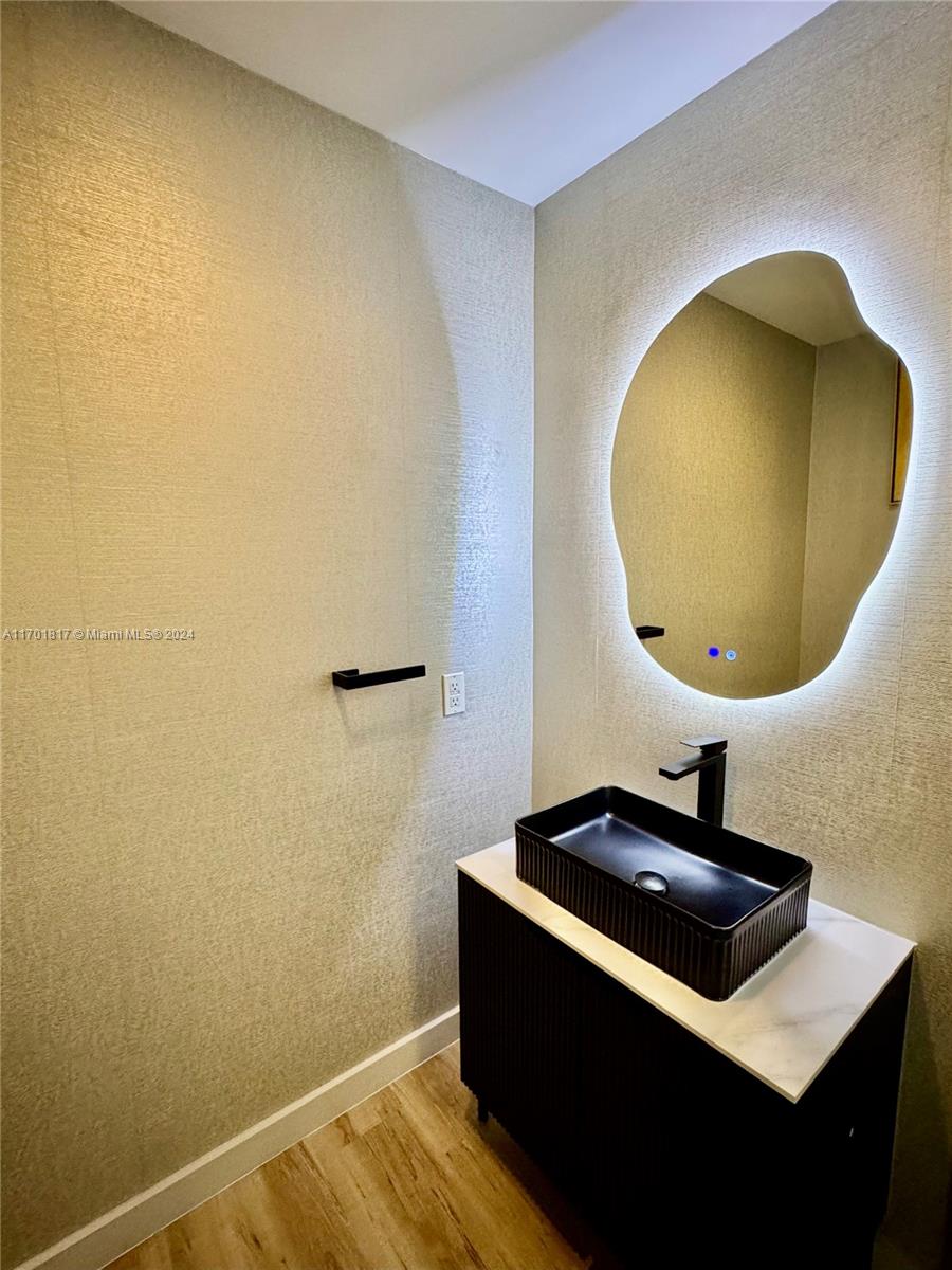 300 S Biscayne Blvd #L-1210, Miami FL 33131