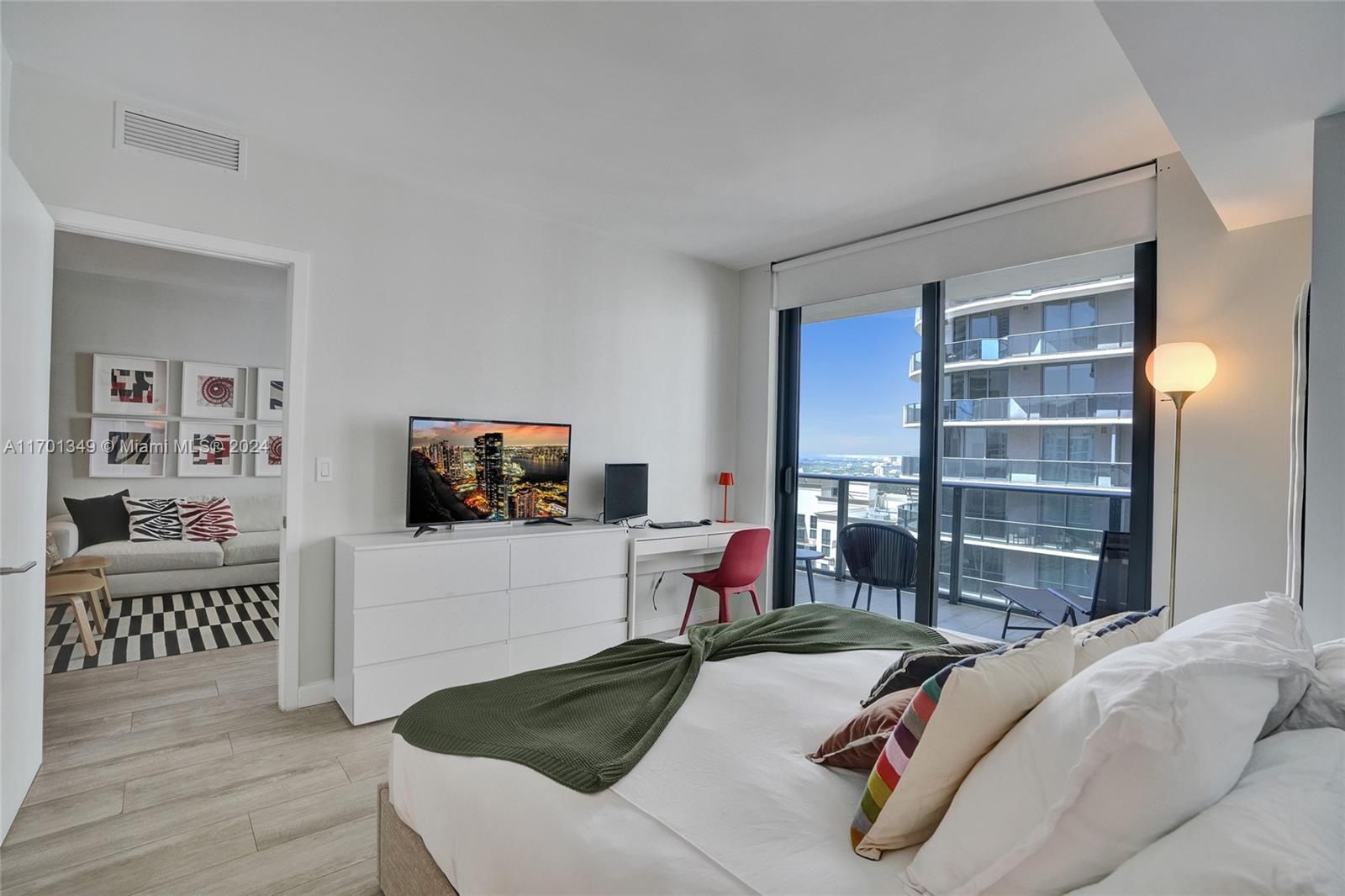 45 SW 9th St #3807, Miami FL 33130