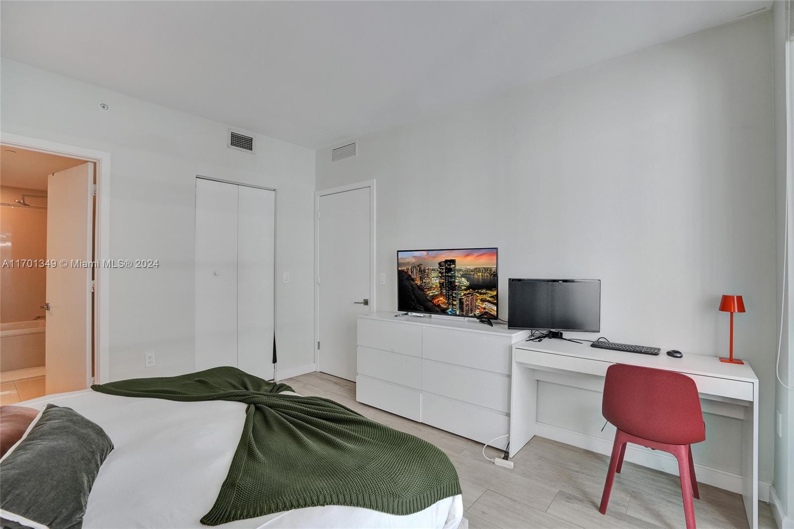 45 SW 9th St #3807, Miami FL 33130