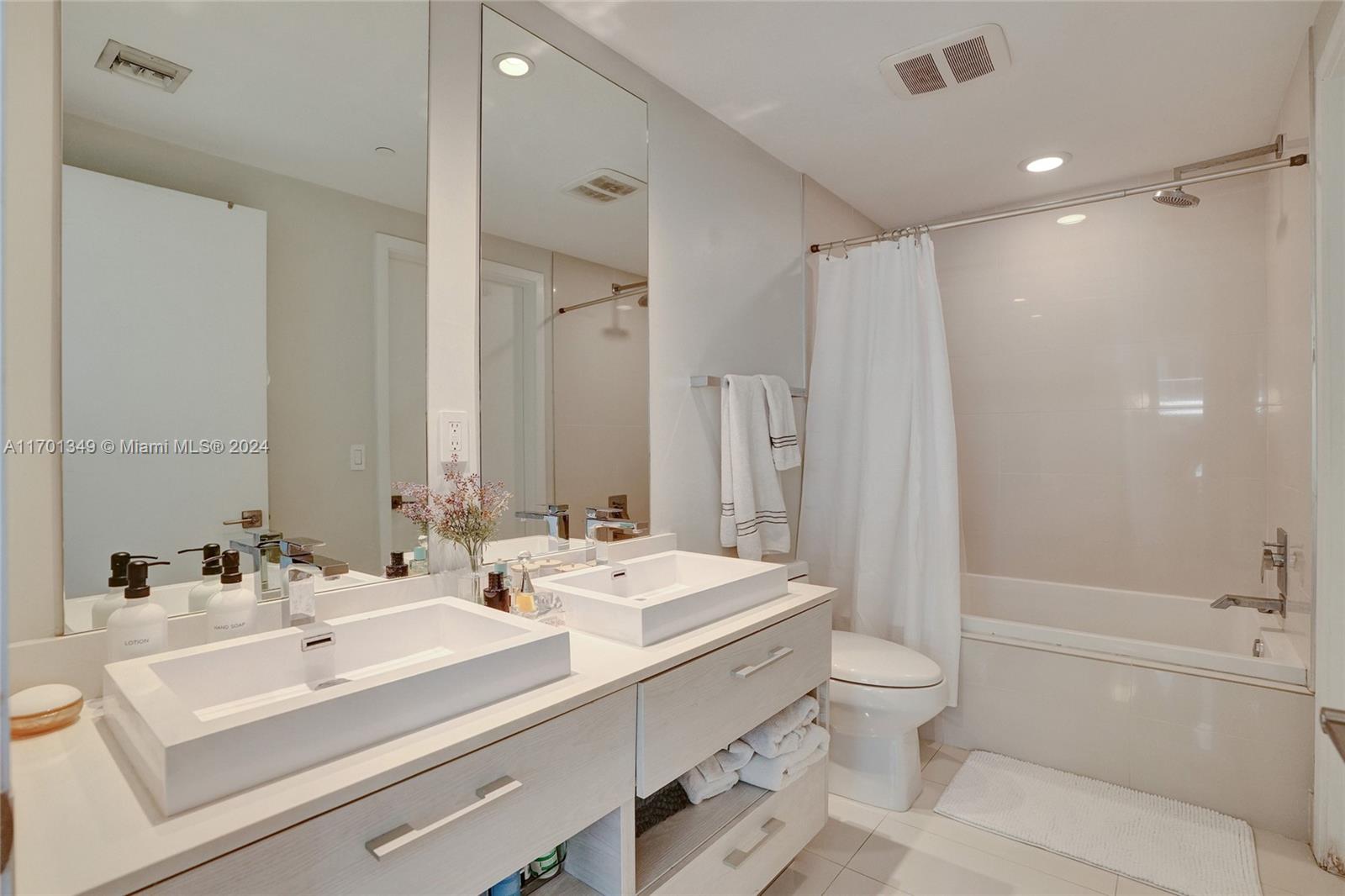 45 SW 9th St #3807, Miami FL 33130