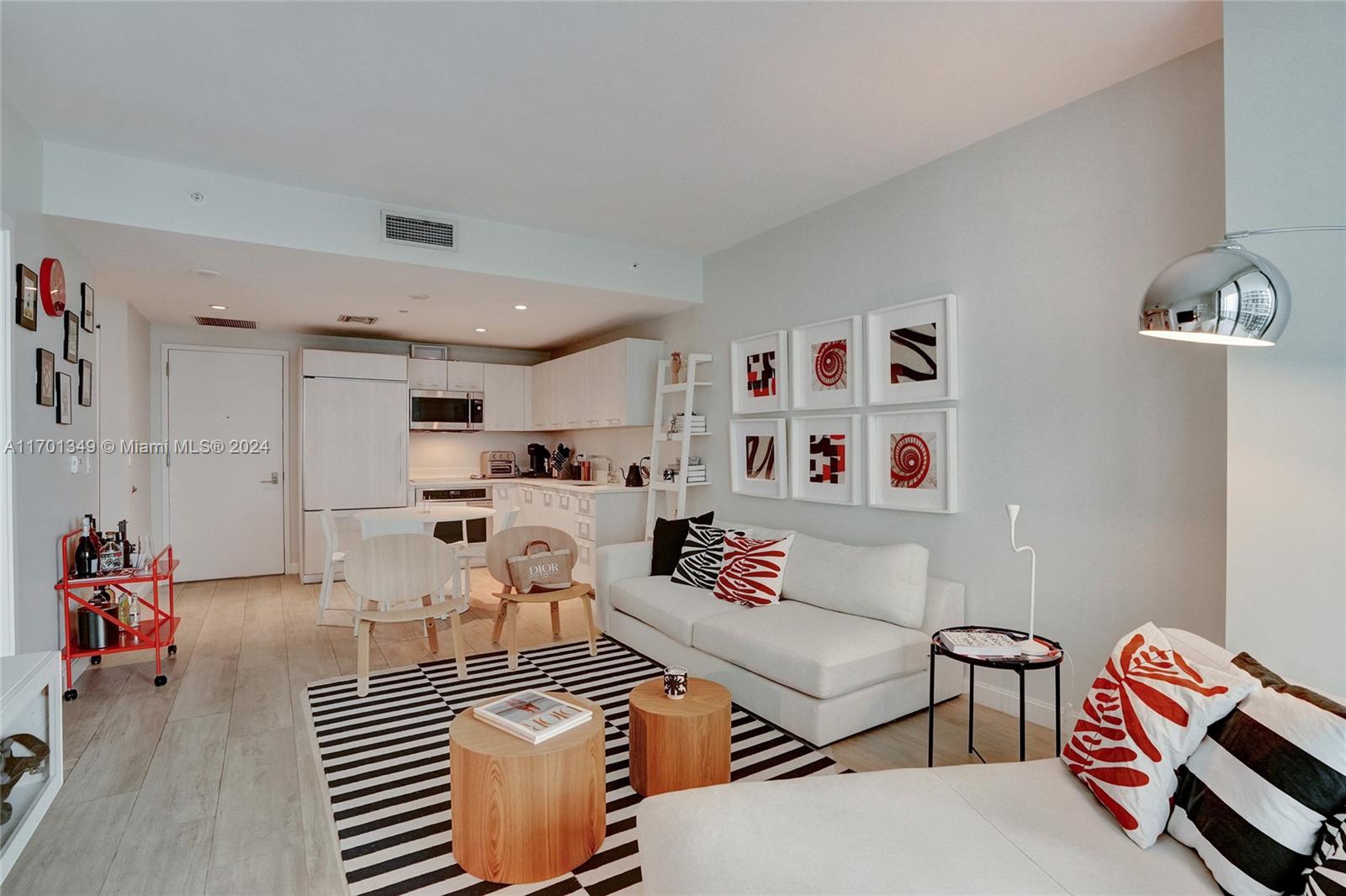 45 SW 9th St #3807, Miami FL 33130