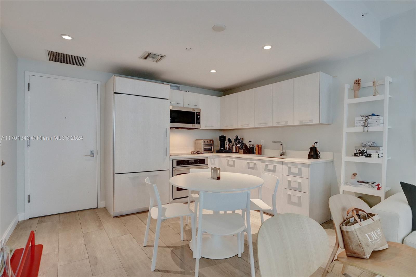 45 SW 9th St #3807, Miami FL 33130