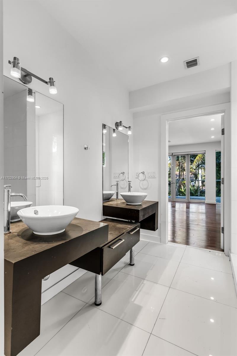 5625 N Bay Rd, Miami Beach, Florida image 37