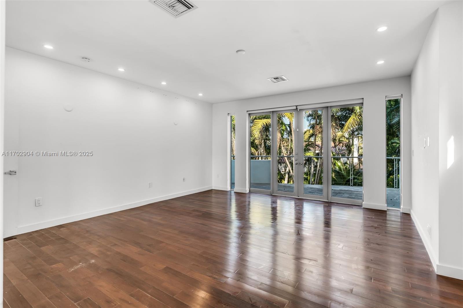 5625 N Bay Rd, Miami Beach, Florida image 38