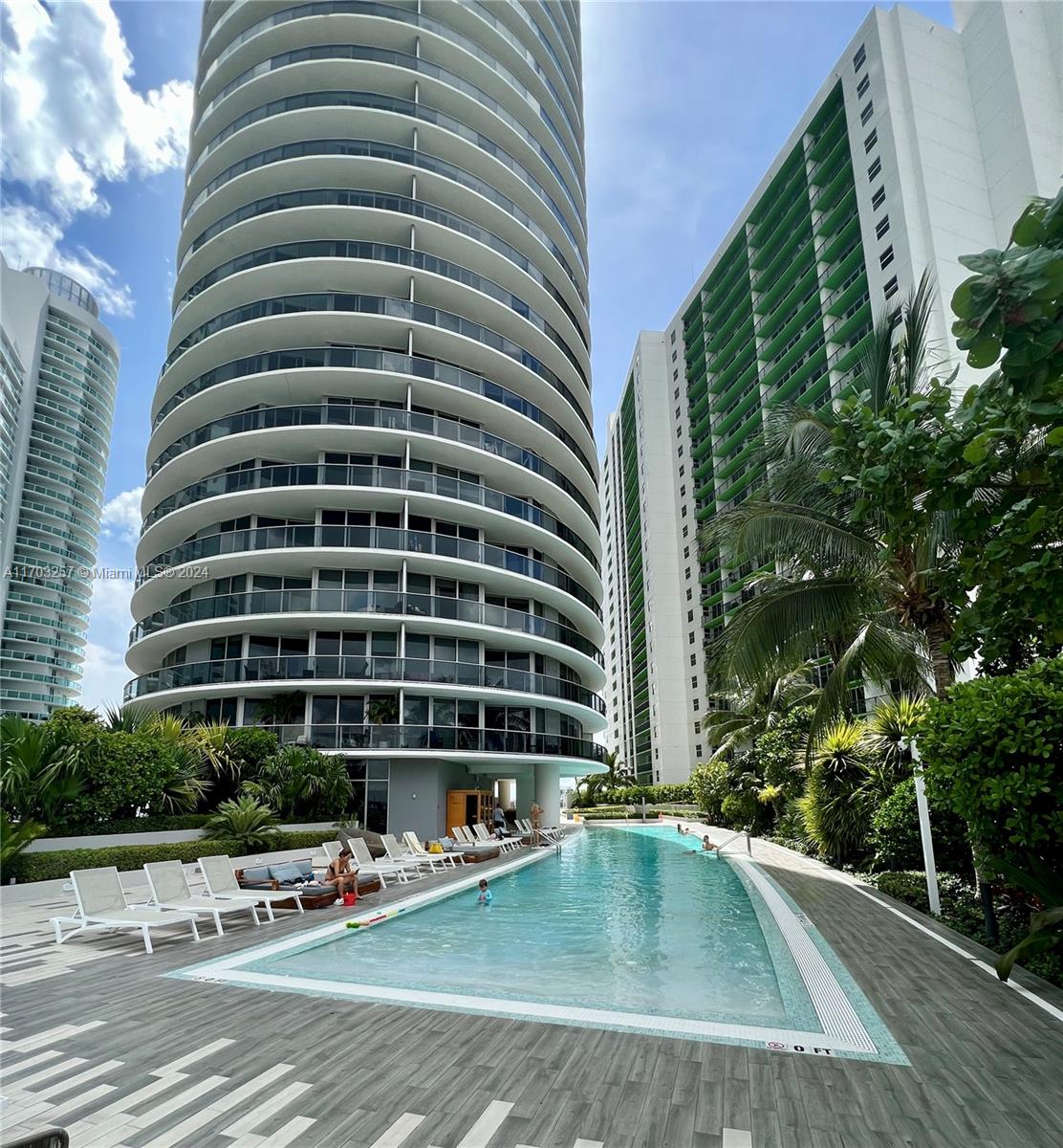 Luxury and Exquisite Condo unit at Aria on The Bay. 32 Floor Excellent distribution. Modern custom . European designed. The best qualities. You are in the best place in Miami. 3 Floors of outstanding amenices, 2 curved polos, Sunrise and Sunset . Spa, hoy tmb, indoor / outdoor social room , amazing gym & yoga studio. Business room. BBQ área , game room, theatre,  lounge & kids playroom. Wahing machine and dryer inside the unit