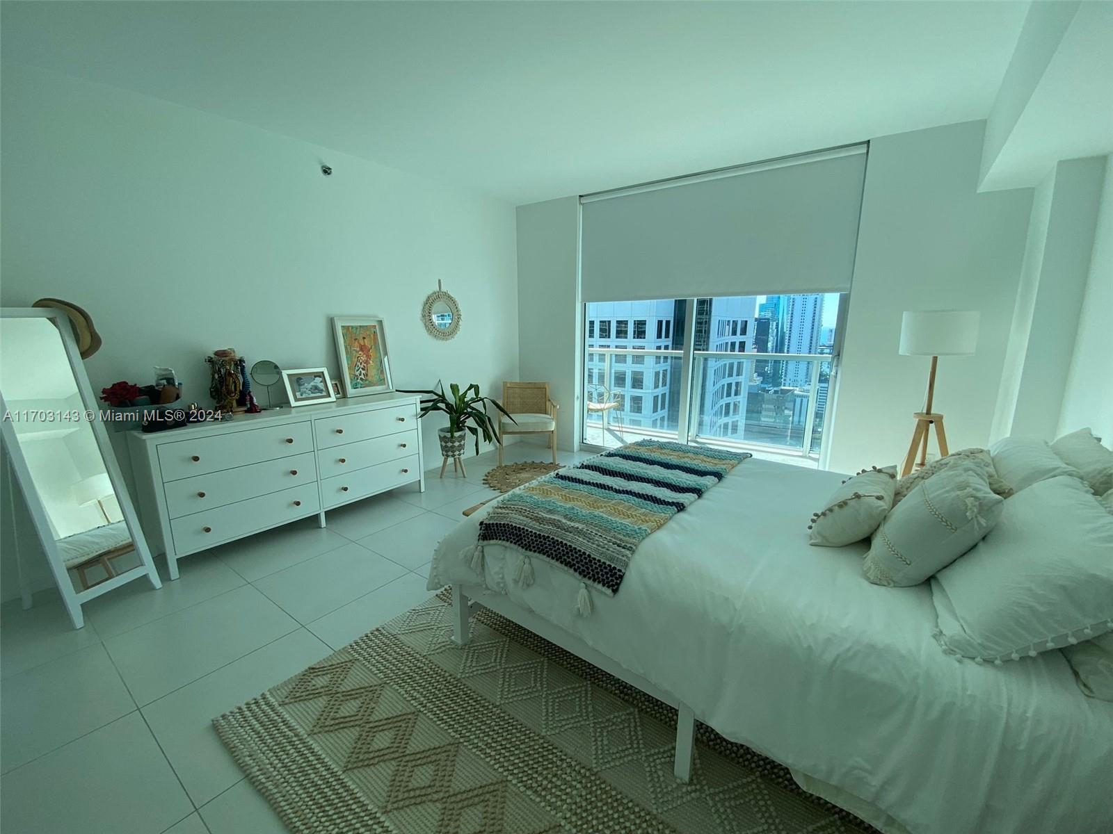 BEAUTIFUL 1/1 UNIT LOCATED IN THE HEART OF FINANCIAL DISTRICT AND WALKING DISTANCE TO BRICKELL CITY CENTER AT 500 BRICKELL BUILDING. WONDERFUL CITY VIEWS 5 START HOTEL AMENITIES 24 HRS SECURITY EASY ACCESS TO HIGHWAYS