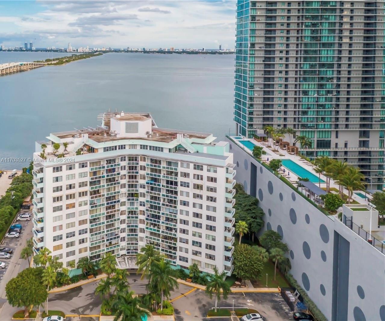 Very spacious apt 1/1 in the great area of EDGEWATER. Building has many amenities: headed pool, tennis court, exercise rooms, private dog park, BBQ area, 24 hr. security and assigned parking. Don’t miss it.