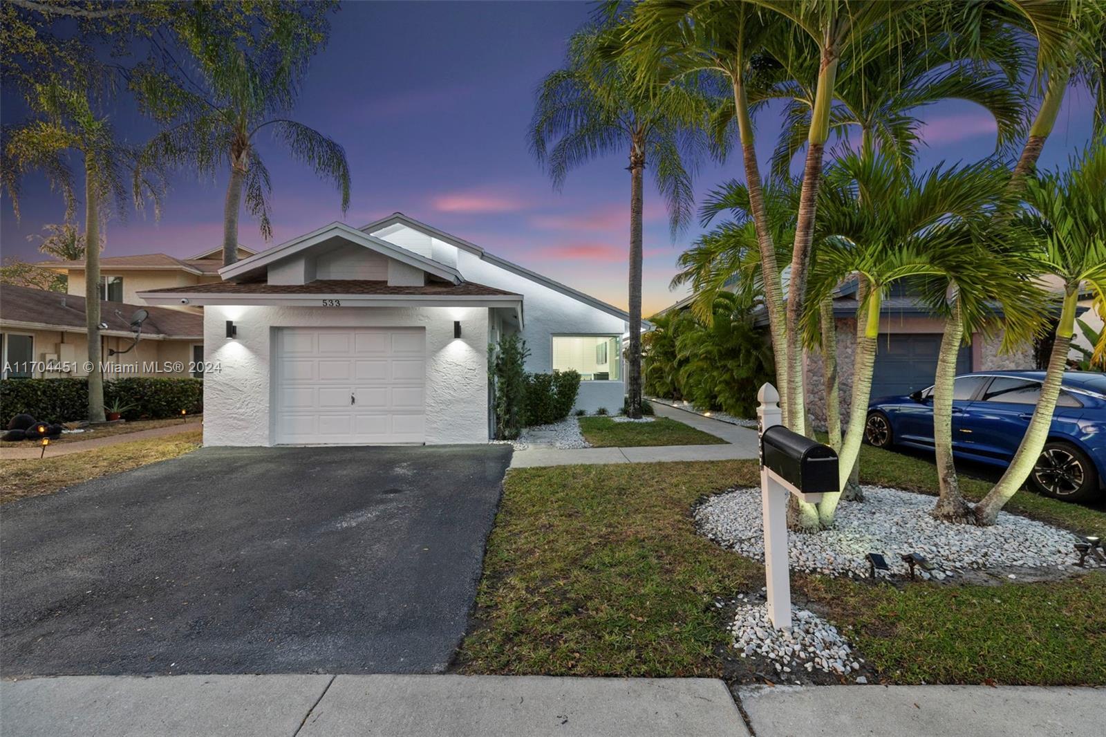 533 Lakeside Cir, Sunrise, Florida image 2