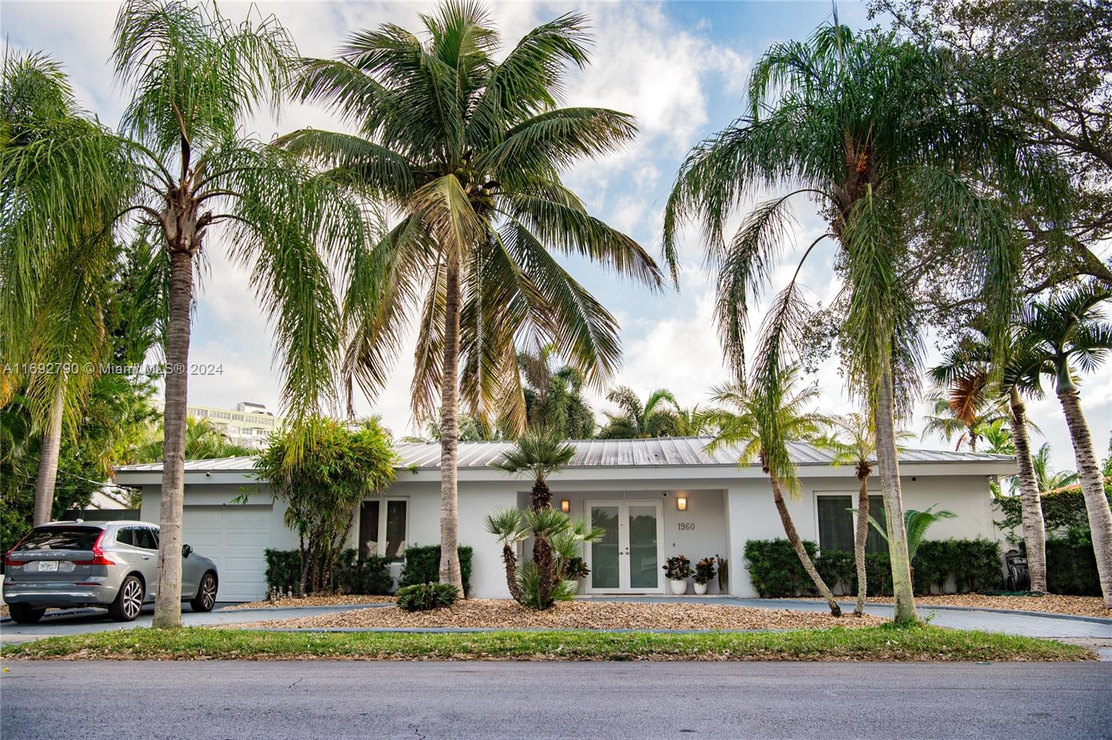 1960 NE 124 St, North Miami, Florida image 1