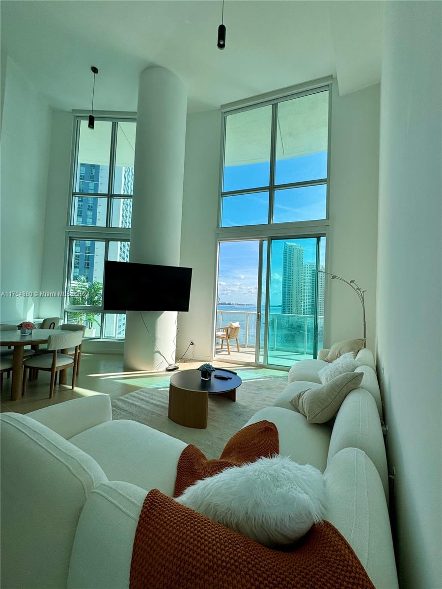300 S Biscayne Blvd #L-1218, Miami FL 33131