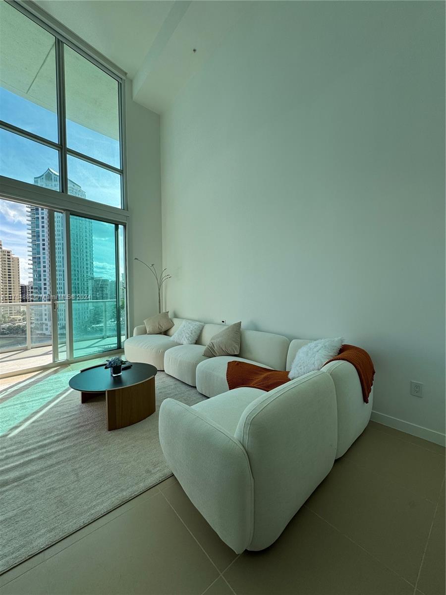 300 S Biscayne Blvd #L-1218, Miami FL 33131